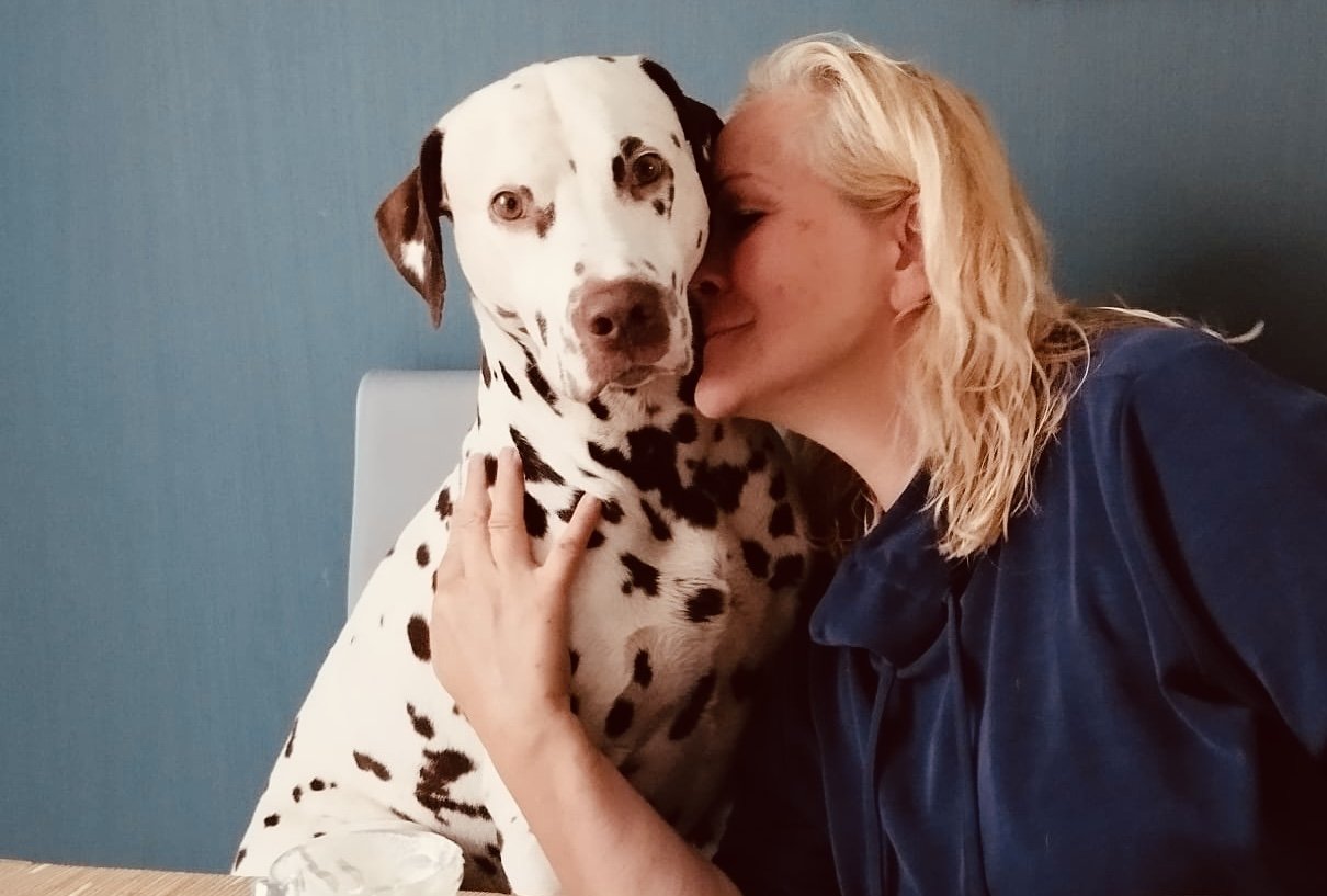 Simone Kermes cheek to cheek with her dog Dante