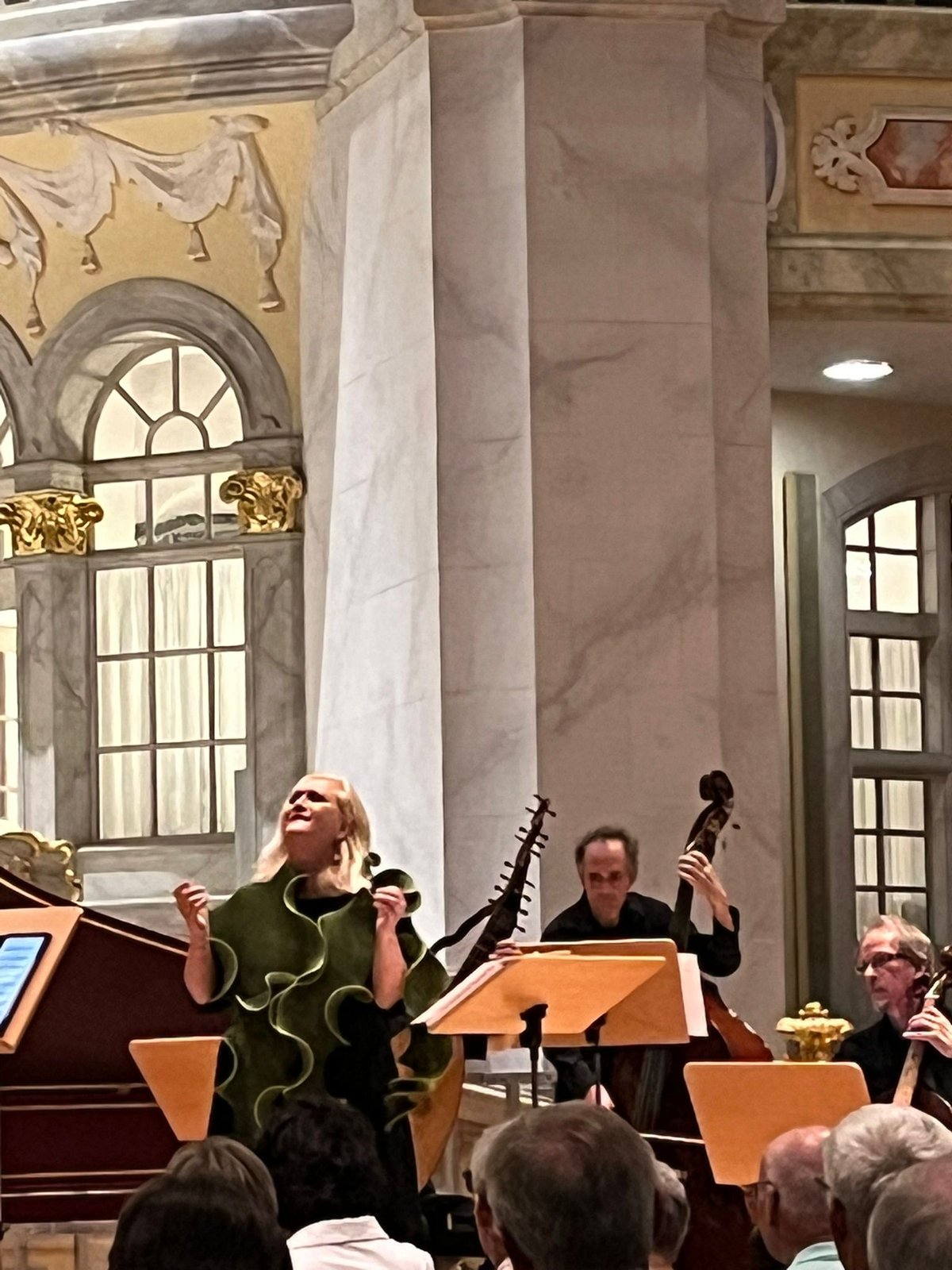 Simone Kermes im Gesang, im Hintergrund Theorbe und Bass